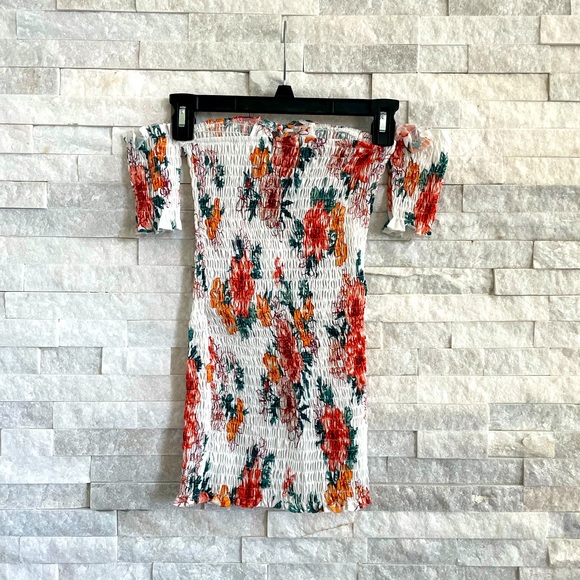 Off the Shoulder Shirred / Ruched Lace Front Floral Top - Picture 7 of 7